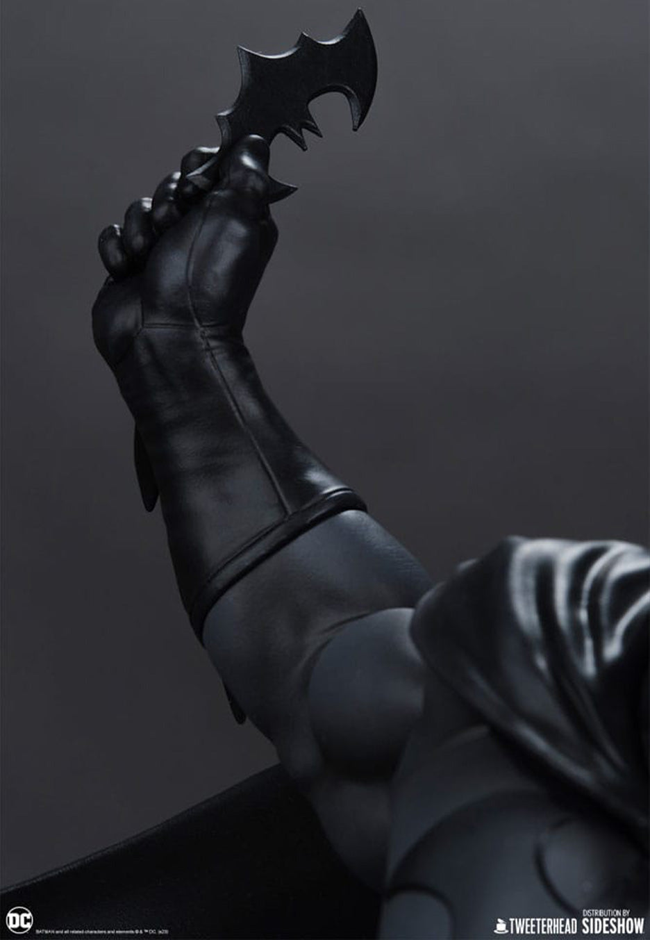 Batman - Batman 1/6 (Black and Gray Edition) - Statue | Neutral-Image