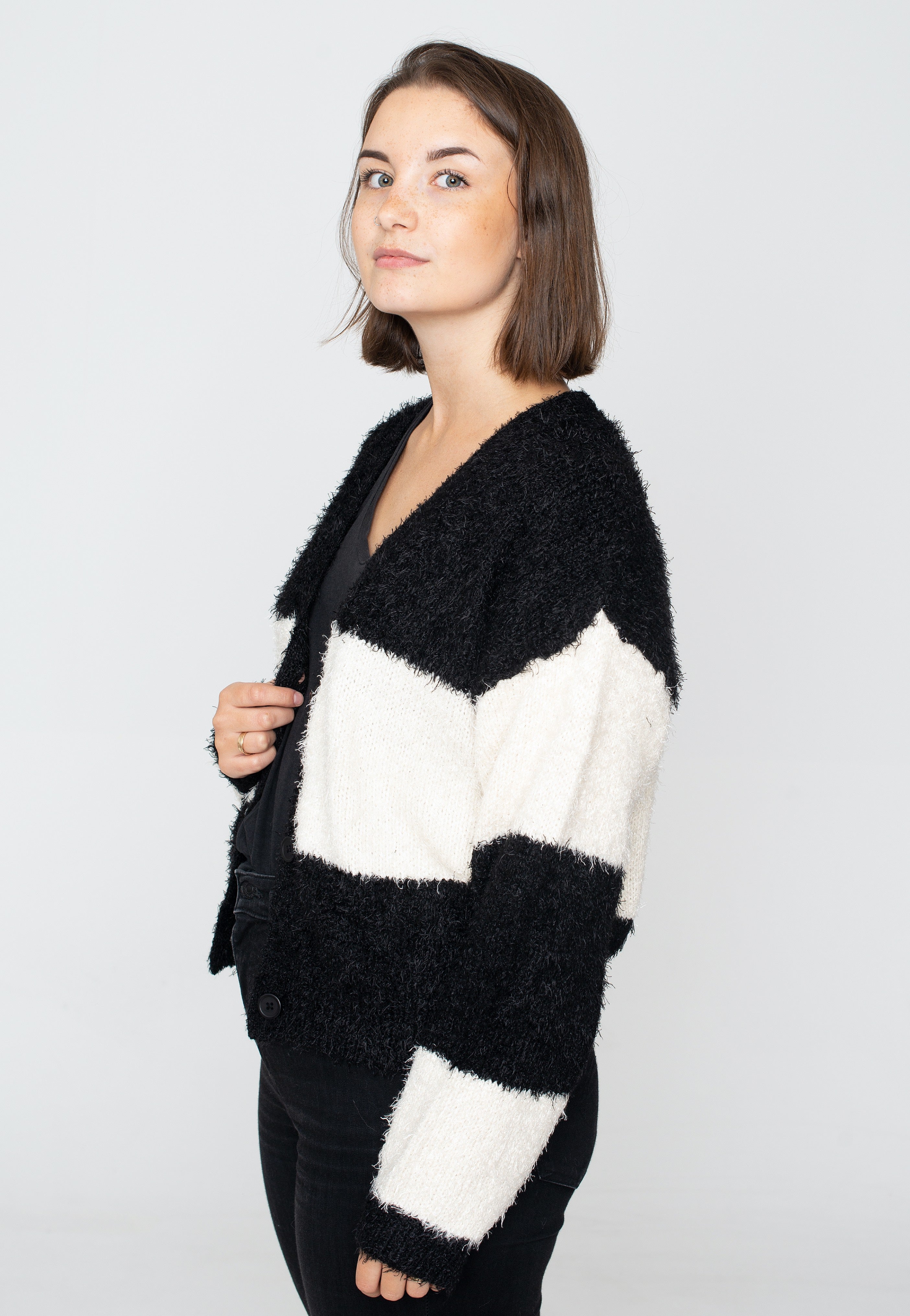 Urban Classics - Ladies Short Oversized Feather Black/Whitesand - Cardigan | Women-Image