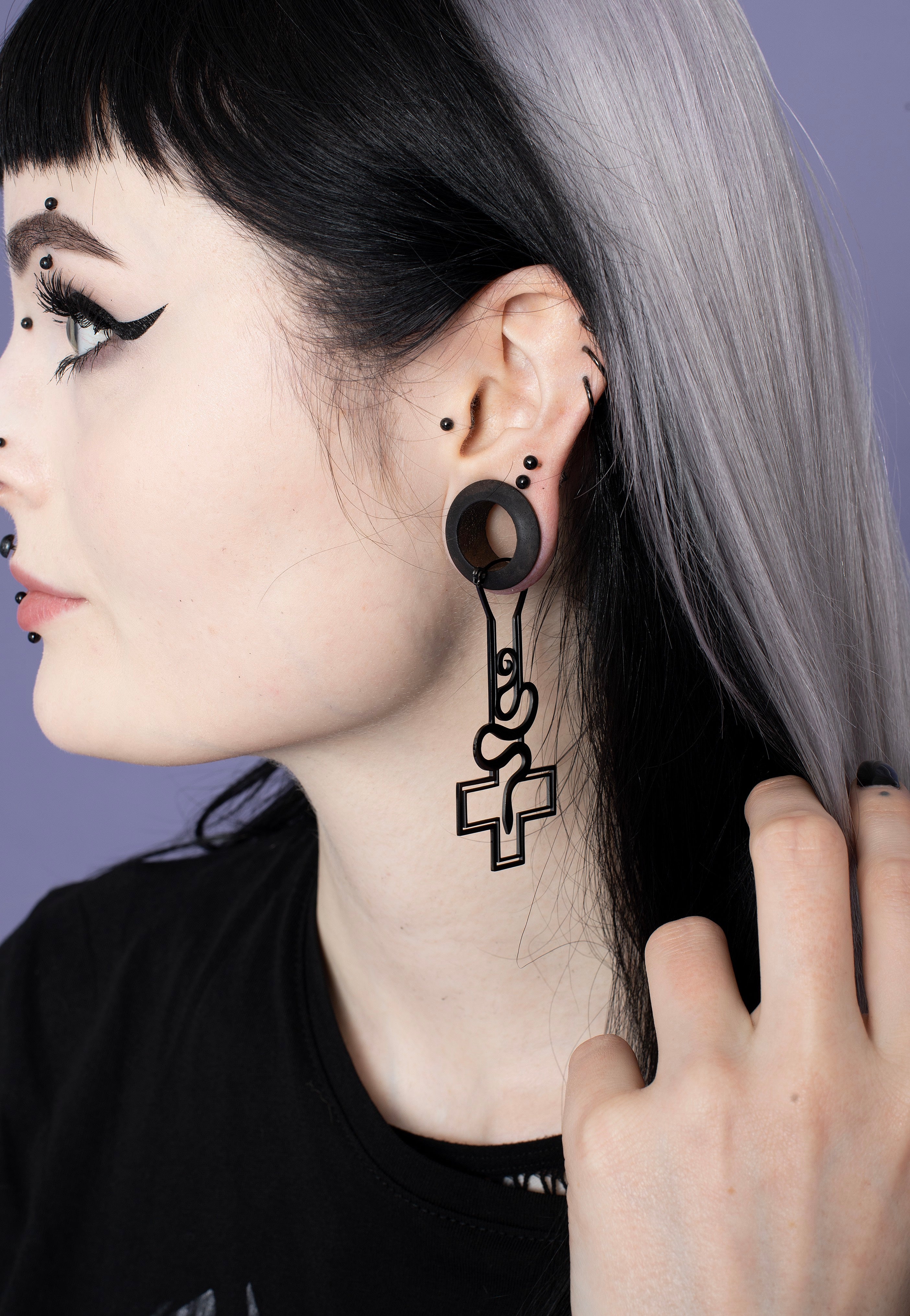 Wildcat - Cross Snake Sinner Black - Earrings | Neutral-Image